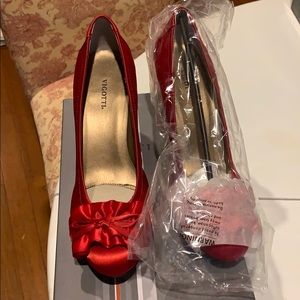 Red Satin pumps with ruffle bow